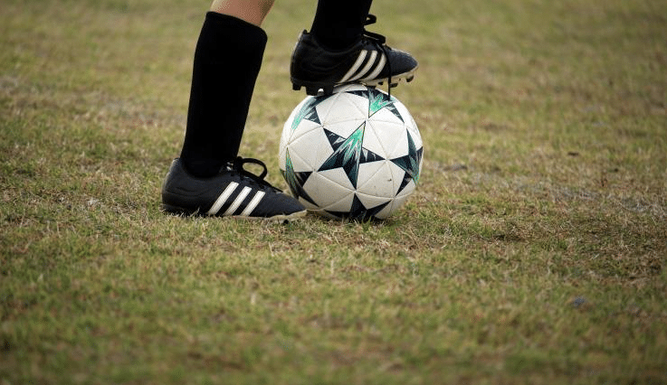 Teknik Menghentikan Bola dengan telapak kaki